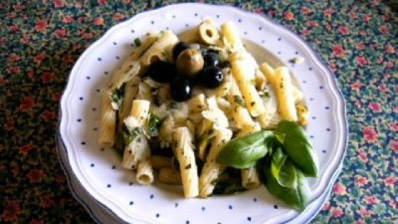 Insalata di pasta con basilico e scaglie di grana