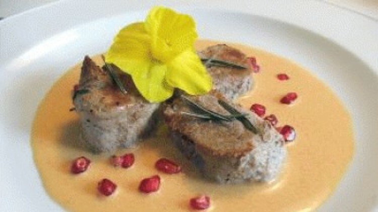 Filetto di maiale con sugo di peperoncino, martini e chicchi di melagrana