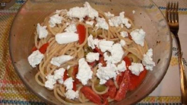 Spaghetti pomodorini, olive verdi e ricotta