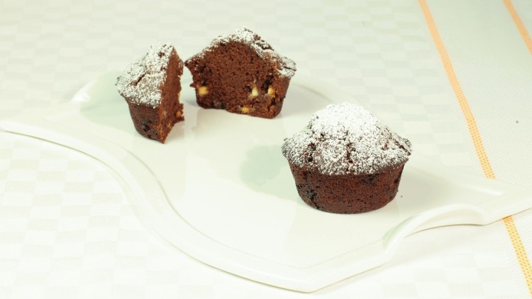 Muffin al cacao con cioccolato bianco e nocciole