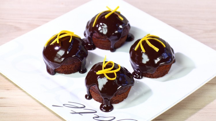 Muffin al cioccolato e arancia con glassa