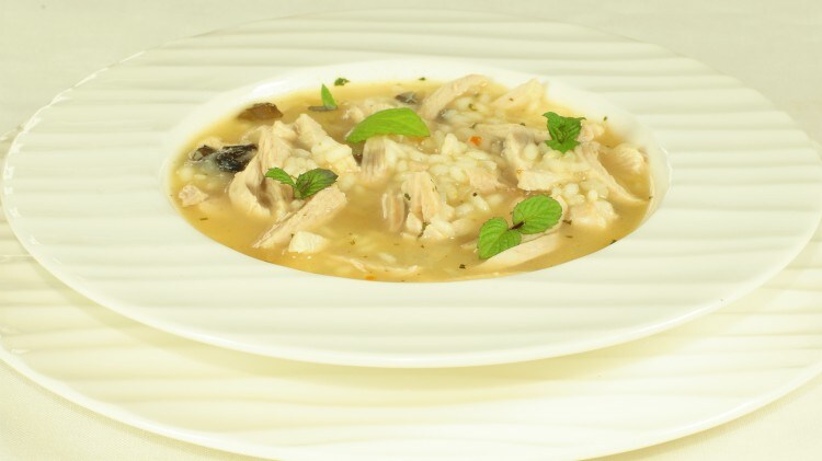 Minestra con pollo e mentuccia