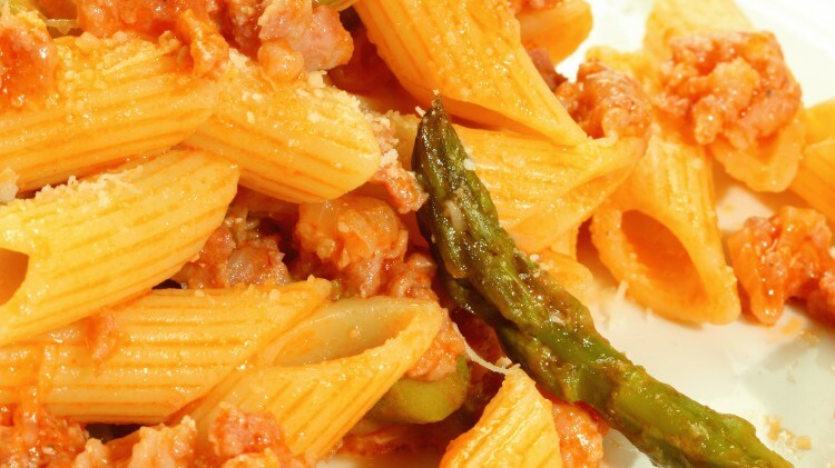 Pasta con luganega e asparagi