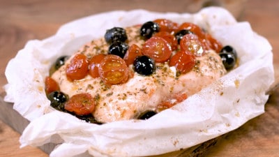 Salmone pomodori e olive al cartoccio