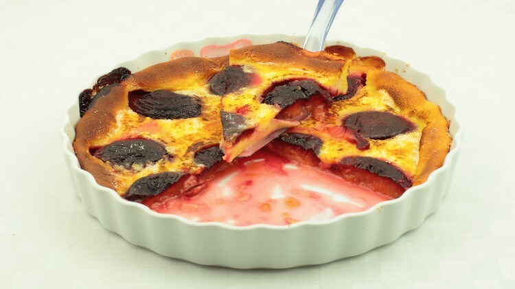 Torta clafoutis alle susine grandi