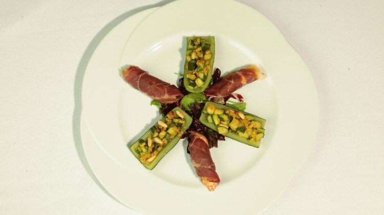 Scampi con zucchine e pinoli