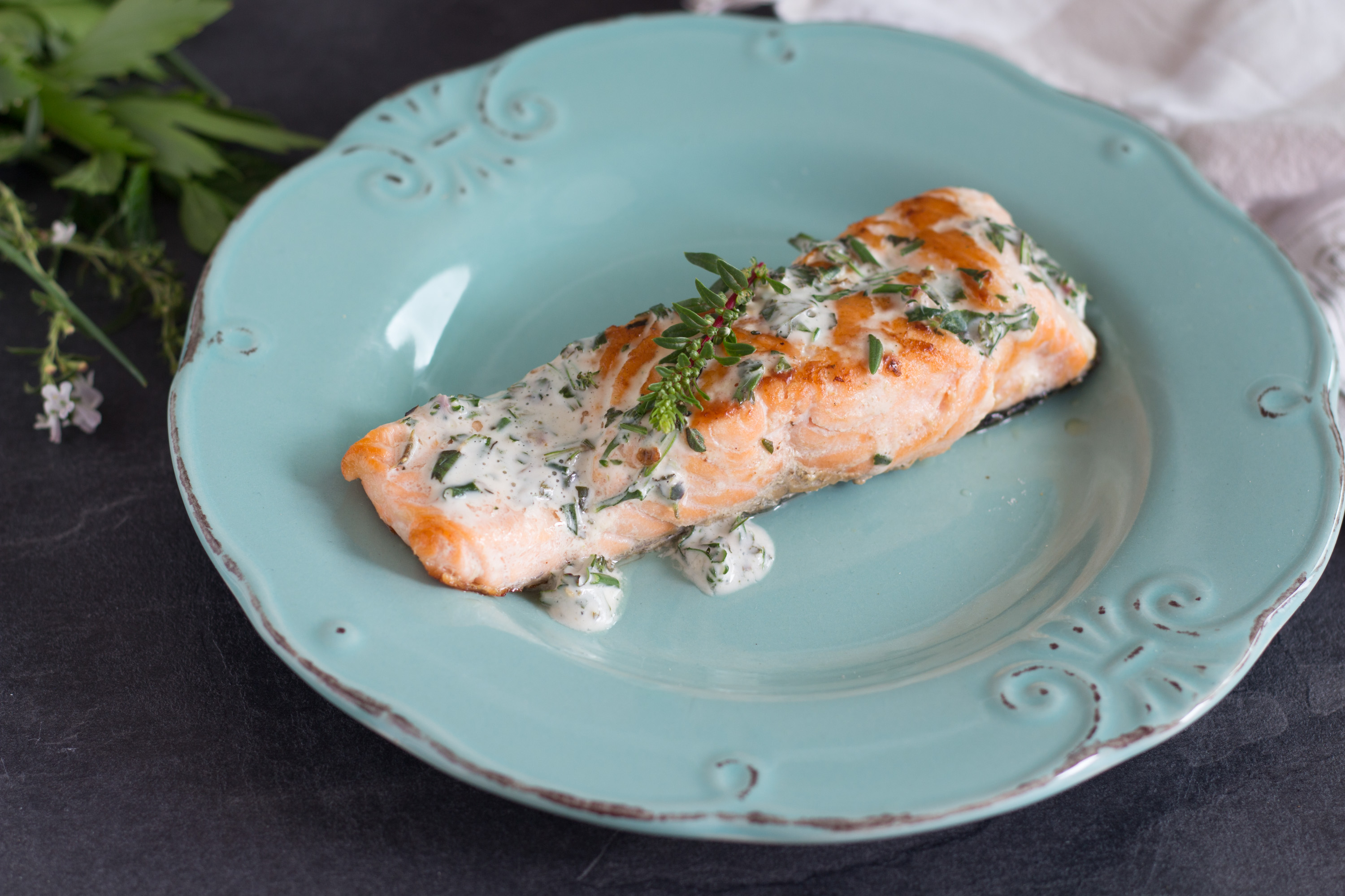 Salmone in padella: ricetta facile e veloce con pochi aromi | Cookaround