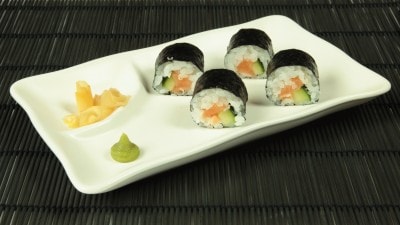 Maki con salmone e cetrioli