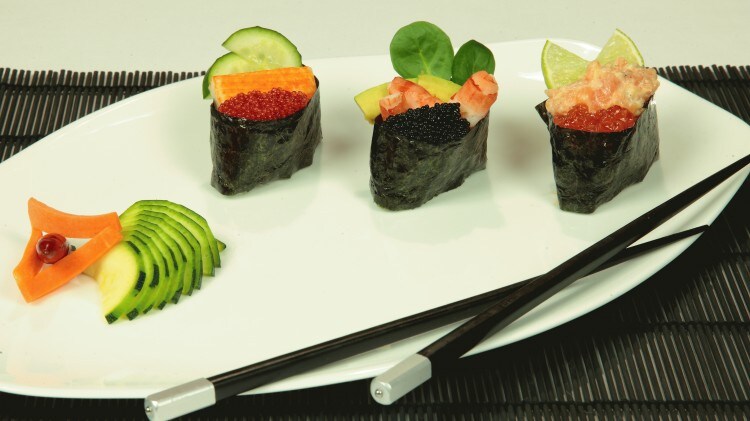 Gunkanmaki sushi con uova di salmone