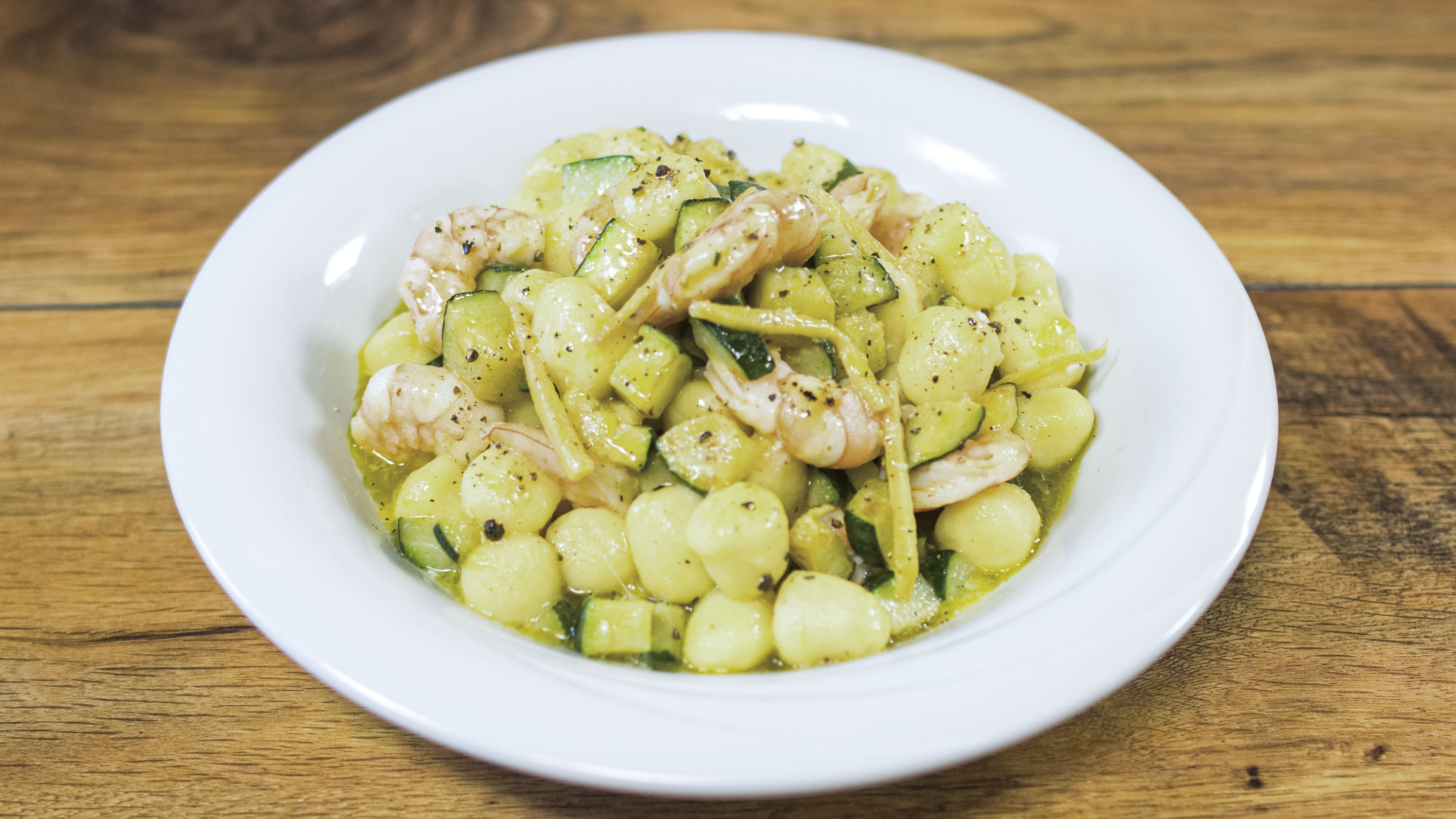 Gnocchi zucchine e gamberi ricetta gustosa | Cookaround