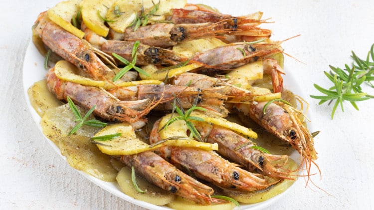Gamberoni al forno sfiziosi con patate e mele  --- (Fonte immagine: https://cdn.cook.stbm.it/thumbnails/ricette/9/9590/hd750x421.jpg)