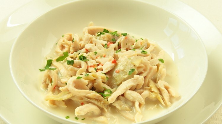 Zuppa di pollo e galangal