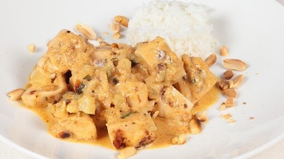 Curry panang di pollo e arachidi