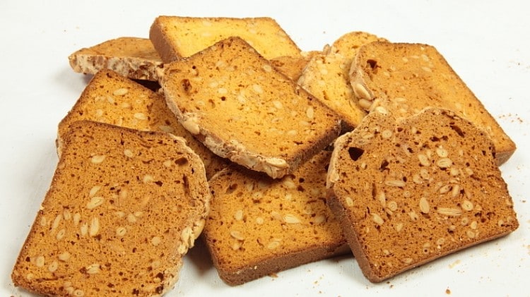 Fette biscottate ai pinoli