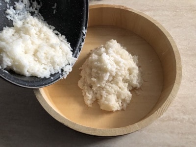 Come cucinare in casa il riso per sushi, ricetta base perfetta