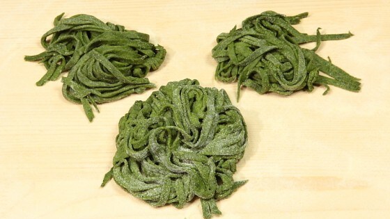 Tagliatelle verdi con la sfogliatrice