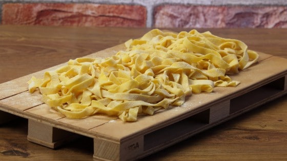 Tagliatelle all'uovo con la sfogliatrice