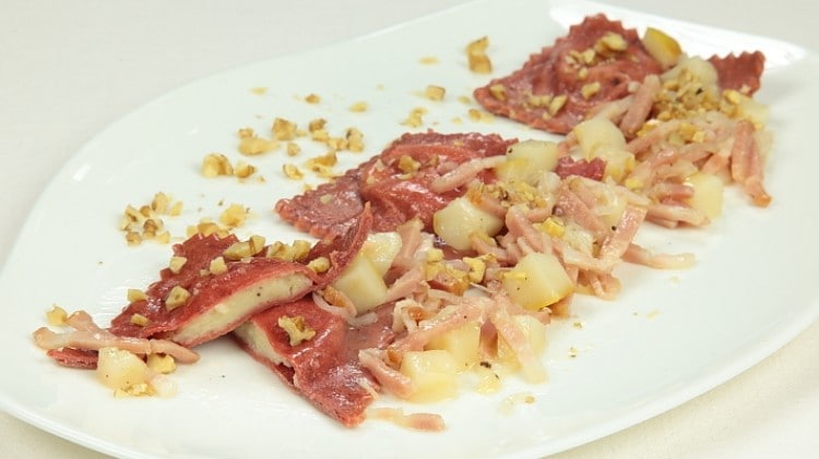 Raviolo al gorgonzola con noci bacon e pere