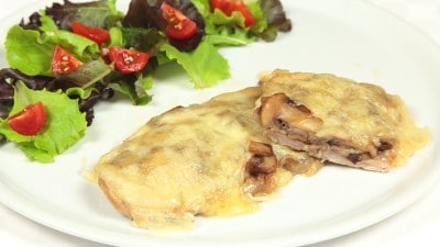Fettine con scamorza e funghi