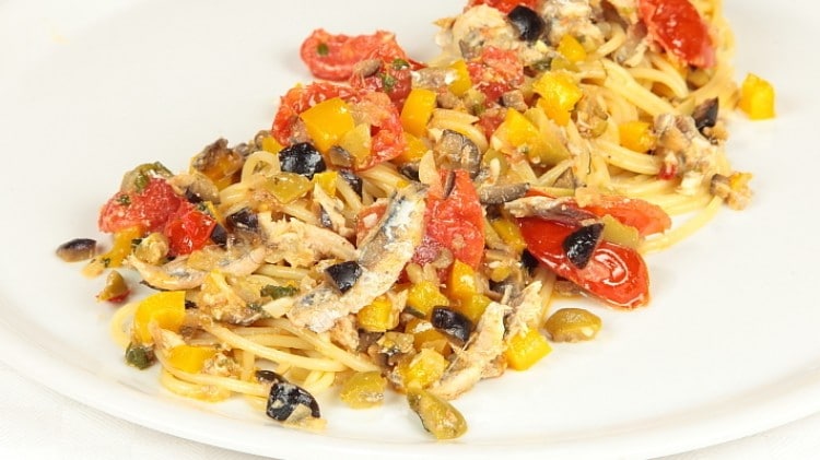 Spaghetti con acciughe olive e peperoni