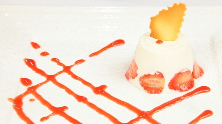 Panna cotta con corona di fragole