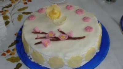 Torta con crema chantilly e cioccolato decorata in pasta di zucchero