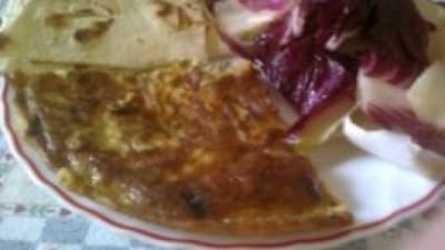 Frittata con l'aglio fresco e salsiccia