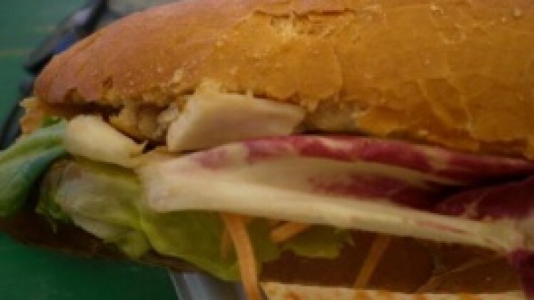 Baguette con pollo e crudità