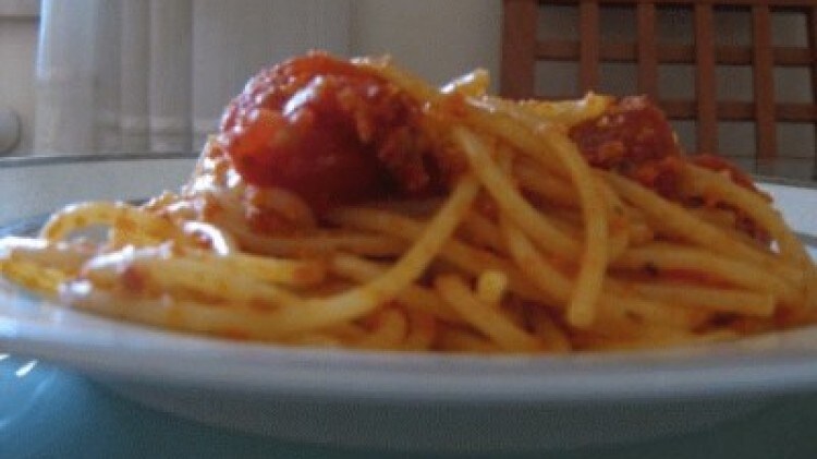 Spaghetti con sugo cotto in forno