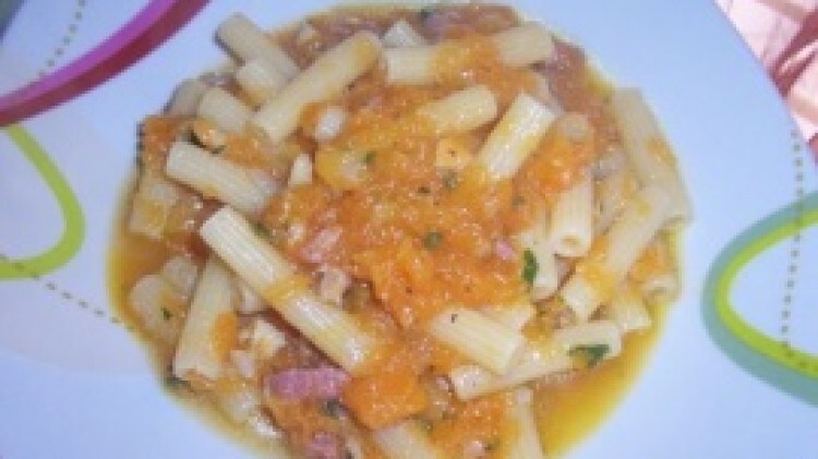 Maccheroni con zucca, crudo, mandorle e porcini