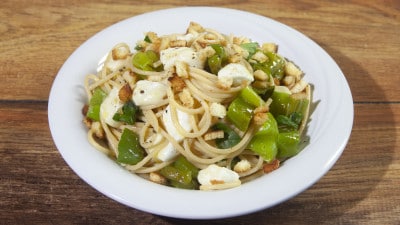Spaghetti con i friggitelli e mozzarella