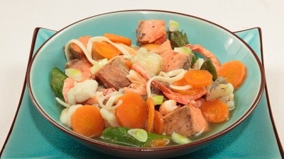 Zuppa con noodle e pesce